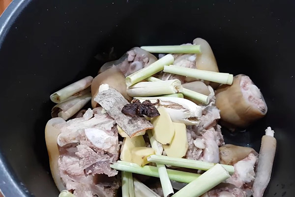Cho Äuôi bò và o ná»i áp suất