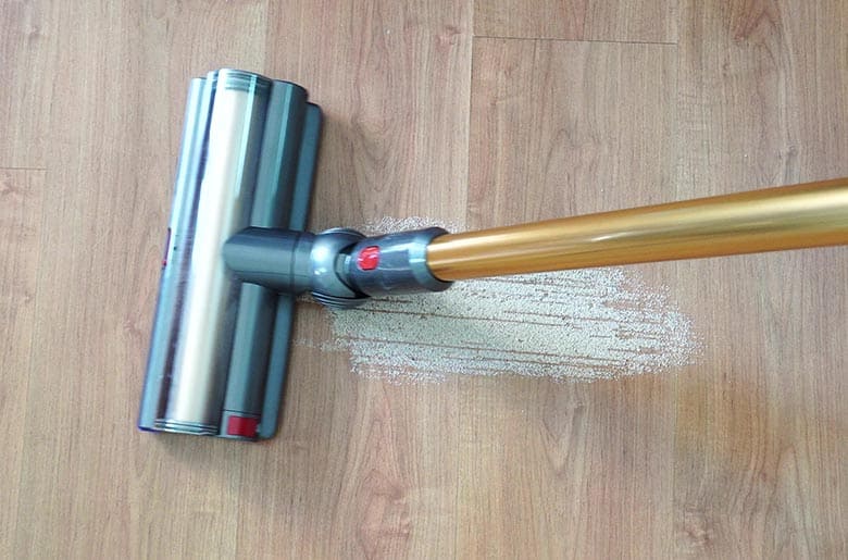 DreameTech T30 hair wrap on carpet