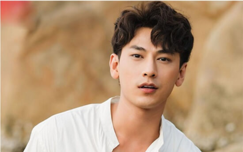 Issac với kiểu tóc 7/3 có phần mái uốn lãng tử