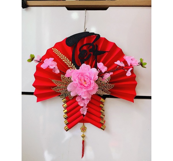 Quạt giấy màu đỏ để treo trong nhà dịp tết