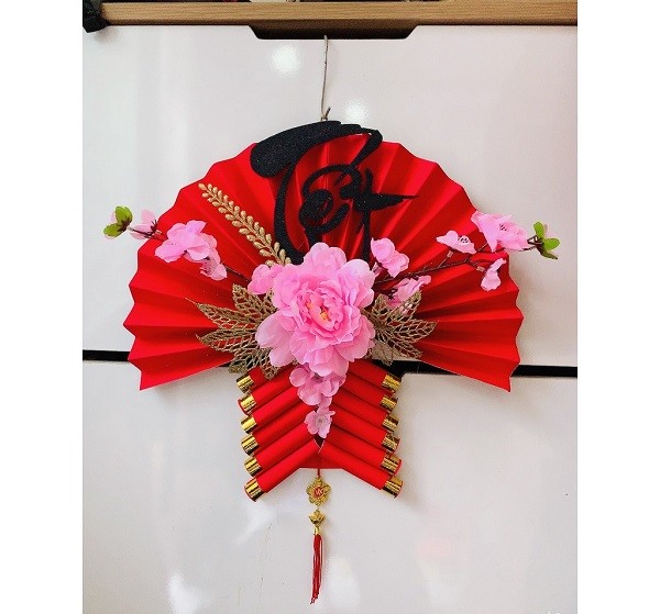 Quạt giấy màu đỏ dùng để treo trong nhà dịp Tết
