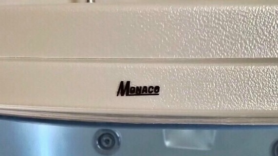 chat-lieu-acrylic-ngoc-trai-su-dung-pho-bien-trong-bon-tam-nhap-khau-cao-cap